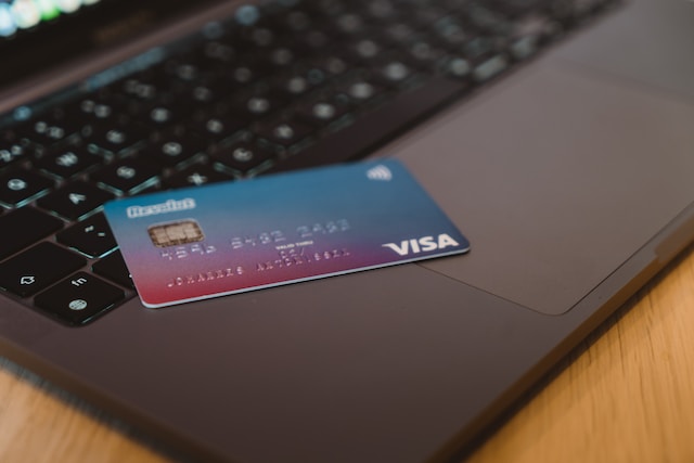 Jak bezpiecznie korzystać z karty kredytowej?