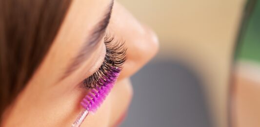 Jak prawidłowo używać szczoteczki do rzęs po przedłużaniu? sztuczne rzęsy szczoteczki